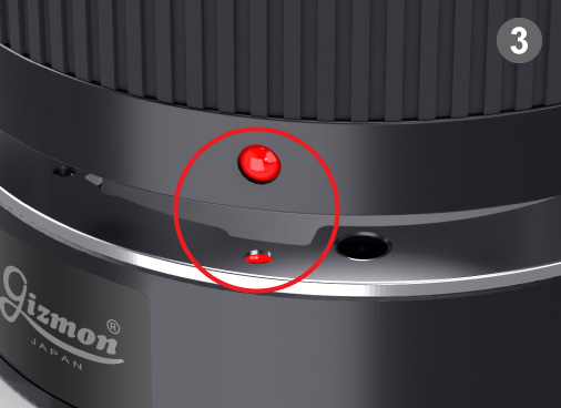 マウントとエクステンションチューブの赤い目印同士を合わせてはめ込み、カチッと音がするまで時計回りに取り付けます。